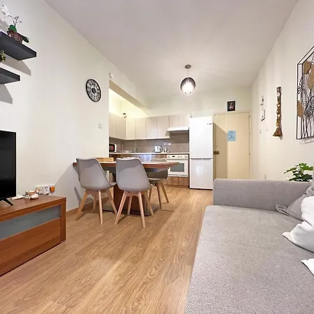 Albert's Mackenzie 001 Apartment